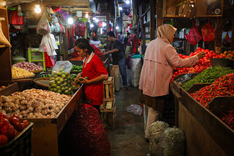 Pedagang beraktivitas di pasar tradisional Pasar Senen, Jakarta, Kamis (30/5/2024). Foto: Jamal Ramadhan/kumparan