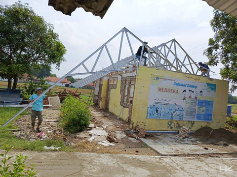 Peduli pendidikan dan sosial, Hutama Karya berikan bantuan untuk renovasi sekolah dan pengapsalan jalan. Foto: Dok. Hutama Karya