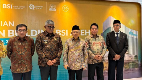(Dari kiri ke kanan) Komisaris Utama BSI Muliaman D. Hadad,  PJ Gubernur Aceh Bustami Hamzah, Wapres Ma'ruf Amin, Direktur Utama BSI Hery Gunardi, Wali Nangro Aceh Malik Mamud.  Foto: Wina Ramadhani/kumparan