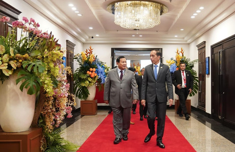 Presiden Jokowi berjalan bersama suksesornya, Prabowo Subianto di acara WWF, Bali, Mei 2024. Foto: Instagram/@prabowo