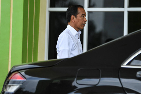 Presiden Jokowi berjalan menuju mobil usai meninjau RSUD Rupit, Musi Rawas Utara (Muratara), Sumatera Selatan, Kamis (30/5/2024). Foto: Nova Wahyudi/ANTARA FOTO