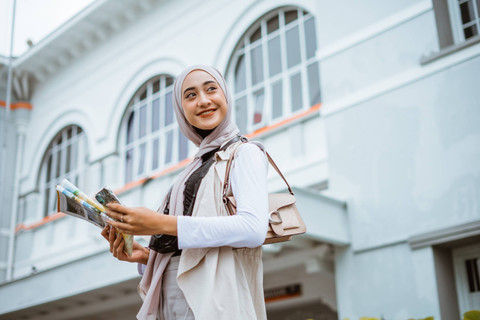 Ilustrasi perempuan Muslim traveling di Indonesia. Foto: Odua Images/Shutterstock