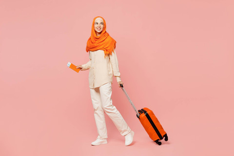 Ilustrasi perempuan Muslim yang sedang traveling. Foto: ViDI Studio/Shutterstock