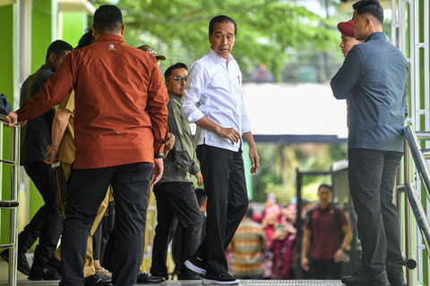 Presiden Jokowi (kedua kanan) meninjau fasilitas RSUD Rupit, Musi Rawas Utara (Muratara), Sumatera Selatan, Kamis (30/5/2024). Foto: Nova Wahyudi/ANTARA FOTO