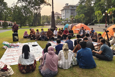 Rektorat UGM menemui mahasiswa yang berkemah di Balairung UGM sejak beberapa hari lalu, Kamis (30/5/2024). Foto: Arfiansyah Panji Purnandaru/kumparan