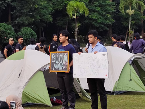 Rektorat UGM menemui mahasiswa yang berkemah di Balairung UGM sejak beberapa hari lalu, Kamis (30/5/2024). Foto: Arfiansyah Panji Purnandaru/kumparan