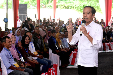 Presiden Jokowi menyerahkan bantuan kepada masyarakat di Gudang Bulog Lubuklinggau, Kamis (30/5/2024). Foto: Muchlis Jr/Biro Pers Sekretariat Presiden