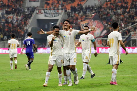 Selebrasi pemain Persija Jakarta Akbar Arjunsyah usai mencetak gol ke gawang PSIS Semarang pada pertandingan pramusim RCTI Premium Sports di Jakarta International Stadium, Jakarta, Kamis (30/5/2024). Foto: Jamal Ramadhan/kumparan