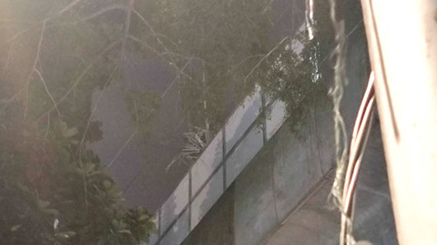 Evakuasi material konstruksi Gedung Kejaksaan Agung yang jatuh di jalur MRT Jakarta di kawasan Kebayoran Baru, Jakarta Selatan, Kamis (30/5/2024). Foto: Jonathan Devin/kumparan