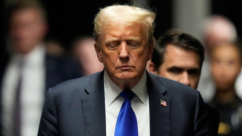 Mantan Presiden Donald Trump berjalan untuk memberikan komentar kepada awak media setelah dinyatakan bersalah atas 34 tuduhan kejahatan pemalsuan catatan bisnis tingkat pertama di Pengadilan Kriminal Manhattan, Kamis, 30 Mei 2024, di New York. Foto: Seth Wenig/Pool melalui REUTERS