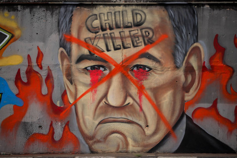 Grafiti yang menggambarkan dukungan untuk warga Palestina di tembok pinggir tol lingkar luar Jakarta, tepat di seberang Gedung Aneka Tambang, Tanjung Barat , Jakarta Selatan, Jumat (31/5/2024). Foto: Jamal Ramadhan/kumparan