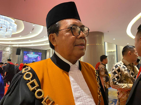 Ketua Mahkamah Agung, M. Syarifuddin, usai menghadiri wisuda purnabakti Ketua Pengadilan Tinggi Padang di Padang, Jumat (31/5). Foto: Irwanda
