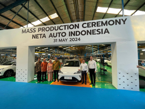 Seremoni produksi massal perdana mobil listrik Neta V-II oleh PT Neta Auto Indonesia dan PT Handal Indonesia Motor di Pondok Ungu, Bekasi, Jumat (31/5/2024). Foto: Sena Pratama/kumparan
