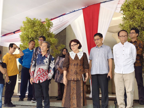 Rektor UGM Prof Ova Emilia akhirnya temui Aliansi Mahasiswa UGM yang berkemah di halaman Balairung UGM. Foto: Arfiansyah Panji Purnandaru/kumparan