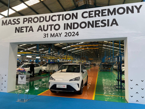 Suasana produksi massal perdana mobil listrik Neta V-II oleh PT Neta Auto Indonesia dan PT Handal Indonesia Motor di Pondok Ungu, Bekasi, Jumat (31/5/2024). Foto: Sena Pratama/kumparan