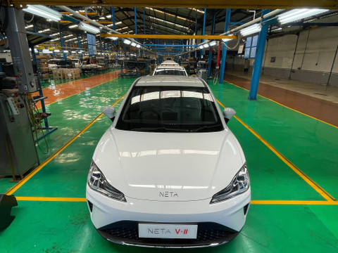 Suasana produksi massal perdana mobil listrik Neta V-II oleh PT Neta Auto Indonesia dan PT Handal Indonesia Motor di Pondok Ungu, Bekasi, Jumat (31/5/2024). Foto: Sena Pratama/kumparan