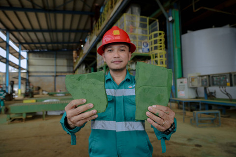 Deputy Department Head of Nickel Sulphate and Acid Plant Harita Nickel, Roy Martua Sigiro, memperlihatkan wujud mixed hydroxide precipitate (MHP) yang kemudian dimurnikan menjadi nikel sulfat dan kobalt sulfat, bahan baku baterai mobil listrik. Foto: Jamal Ramadhan/kumparan