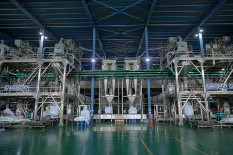 Proses pengemasan produk nikel sulfat dan kobalt sulfat di Pabrik HPAL Harita Nickel di Pulau Obi, Maluku Utara. Foto: Jamal Ramadhan/kumparan