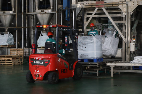 Proses pengemasan produk MHP, nikel sulfat dan kobalt sulfat di Pabrik HPAL Harita Nickel di Pulau Obi, Maluku Utara. Foto: Jamal Ramadhan/kumparan