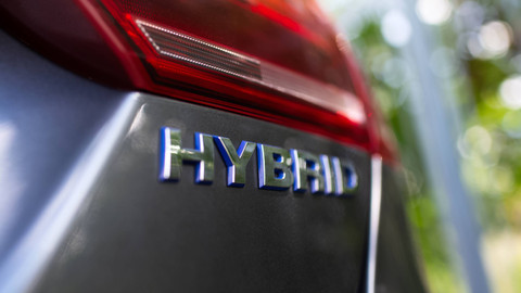 Ilustrasi mobil hybrid. Foto: Lalandrew/Shutterstock