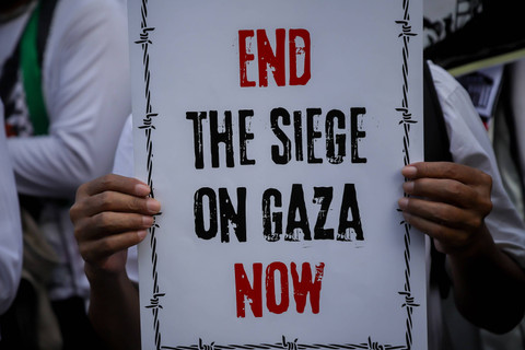 Massa melakukan aksi solidaritas untuk Palestina di seberang Kedutaan Besar Amerika Serikat (Kedubes AS), Jalan Medan Merdeka Selatan, Jakarta, Jumat (31/5/2024). Foto: Jamal Ramadhan/kumparan