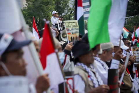 Massa melakukan aksi solidaritas untuk Palestina di seberang Kedutaan Besar Amerika Serikat (Kedubes AS), Jalan Medan Merdeka Selatan, Jakarta, Jumat (31/5/2024). Foto: Jamal Ramadhan/kumparan