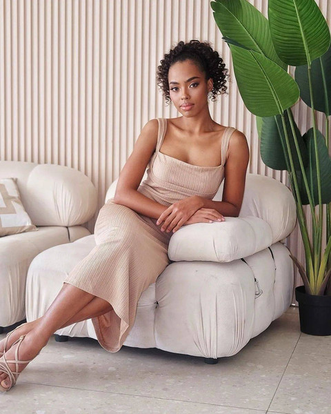 Fakta-fakta Chelsea Manalo, Pemenang Miss Universe Filipina 2024. Foto: Instagram @manalochelsea