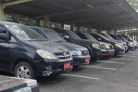 Pj Gubernur Banten Al Muktabar mengungkapkan sebanyak 211 unit mobil dinas milik Pemerintah Provinsi Banten yang dilaporkan hilang berada di pihak ketiga dan instansi vertikal yang sedang dalam masa pinjam pakai. Foto: kumparan