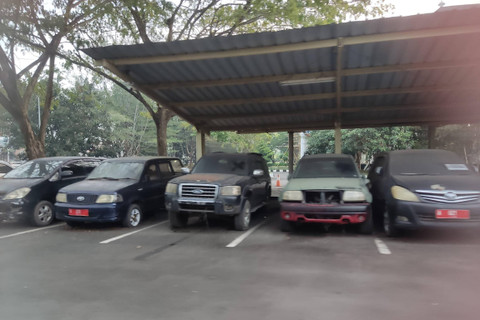 Pj Gubernur Banten Al Muktabar mengungkapkan sebanyak 211 unit mobil dinas milik Pemerintah Provinsi Banten yang dilaporkan hilang berada di pihak ketiga dan instansi vertikal yang sedang dalam masa pinjam pakai. Foto: kumparan