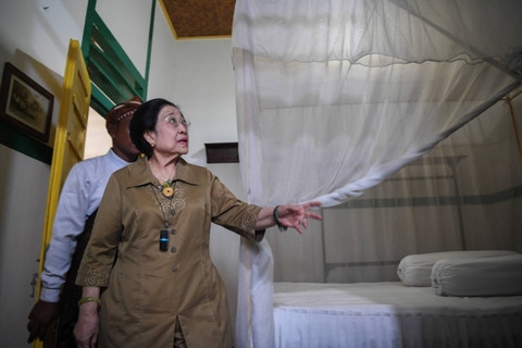 Presiden ke-5 RI sekaligus Ketua Dewan Pengarah Badan Pembinaan Ideologi Pancasila (BPIP) Megawati Soekarnoputri (depan) menyaksikan koleksi berupa ranjang dari Situs Rumah Pengasingan Bung Karno di Ende, Nusa Tenggara Timur (NTT), Jumat (31/5/2024). Foto: M Risyal Hidayat/ANTARA FOTO
