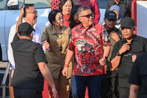 Presiden ke-5 RI sekaligus Ketua Dewan Pengarah BPIP Megawati Soekarnoputri (tengah) didampingi Sekjen PDI Perjuangan Hasto Kristiyanto tiba di Situs Rumah Pengasingan Bung Karno di Ende, Nusa Tenggara Timur (NTT), Jumat (31/5/2024). Foto: M Risyal Hidayat/ANTARA FOTO