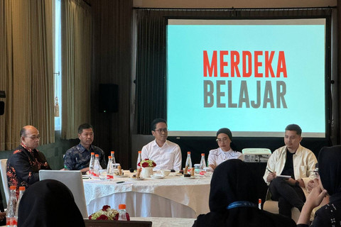 Kepala Badan Standar, Kurikulum, dan Asesmen Pendidikan Kemendikbud Ristek, Anindito Utomo (tengah) konferensi pers soal buku panduan penggunaan rekomendasi buku sastra di kawasan Jakarta Selatan, Jumat (31/5/2024). Foto: Luthfi Humam/kumparan