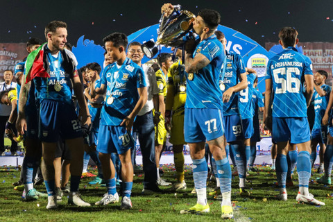 Pesepak bola Persib Bandung Ciro Alves (tengah) mencium piala usai menjadi juara BRI Liga 1 2023/2024 di Stadion Gelora Bangkalan, Bangkalan, Jawa Timur, Jumat (31/5/2024). Foto: Rizal Hanafi/ANTARA FOTO