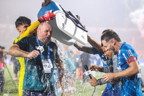 Pelatih Persib Bandung Bojan Hodak bersama pesepak bola Persib Bandung Kevin Ray Mendoza, dan Marc Anthony Klok, melakukan selebrasi usai menjadi juara BRI Liga 1 2023/2024 di Stadion Gelora Bangkalan, Bangkalan, Jawa Timur, Jumat (31/5/2024). Foto: Rizal Hanafi/ANTARA FOTO