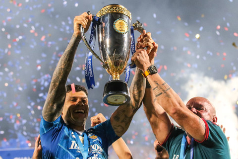 Pesepak bola Persib Bandung Ciro Alves (kiri) dan ofisial tim mengangkat piala usai menjadi juara BRI-Liga 1 2023/2024 di Stadion Gelora Bangkalan, Bangkalan, Jawa Timur, Jumat (31/5/2024). Foto: Rizal Hanafi/ANTARA FOTO