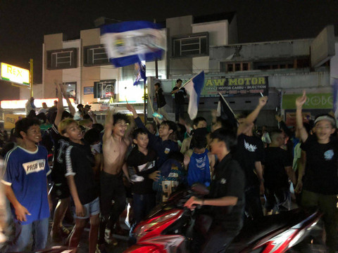 Pendukung PERSIB rayakan kemenangan menggelar konvoi.  Foto: kumparan
