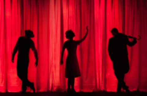 jika seorang tokoh karakter dalam pertunjukan teater melakukan dialog dengan dirinya sendiri di tengah-tengah pertunjukan maka aktor tersebut sedang melakukan, sumber: Unsplash