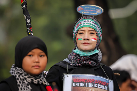 Pengunjuk rasa yang tergabung dalam Koalisi Indonesia Bela Baitul Maqdis melakukan aksi di depan Kedutaan Besar Amerika Serikat (Kedubes AS), Jakarta, Sabtu (1/6/2024). Foto: Jamal Ramadhan/kumparan