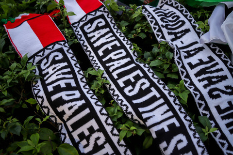 Bendera bertuliskan "save Palestine" di Jakarta, Sabtu (1/6/2024). Foto: Jamal Ramadhan/kumparan