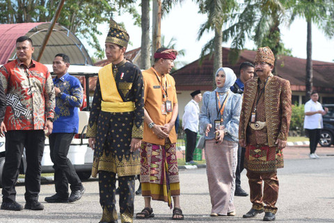 Presiden Republik Indonesia Joko Widodo didampingi Dirut Pertamina Nicke Widyawati usai melakukan upacara Peringatan Hari Lahir Pancasila 2024 yang diselenggarakan di Lapangan Garuda Pertamina Hulu Rokan, Dumai, Riau, Sabtu (1/6/2024). Foto: Dok. kumparan