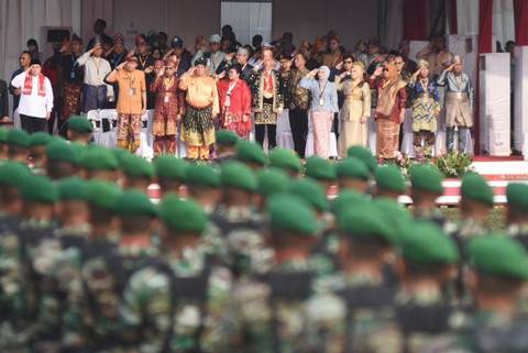 Dirut Pertamina Nicke Widyawati memberikan hormat saat upacara Peringatan Hari Lahir Pancasila 2024 yang diselenggarakan di Lapangan Garuda Pertamina Hulu Rokan, Dumai, Riau, Sabtu (1/6/2024). Foto: Dok. Pertamina