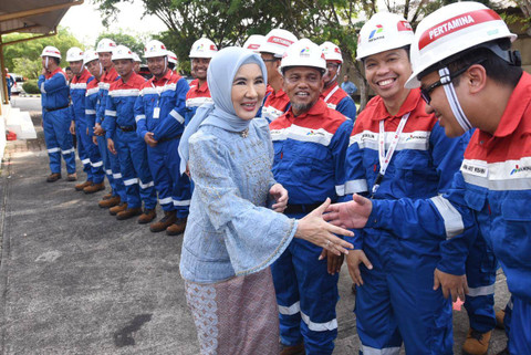 Dirut Pertamina Nicke Widyawati menyapa Perwira Pertamina usai kegiatan mengikuti kegiatan upacara Peringatan Hari Lahir Pancasila 2024 yang diselenggarakan di Lapangan Garuda Pertamina Hulu Rokan, Dumai, Riau, Sabtu (1/6/2024). Foto: Dok. Pertamina