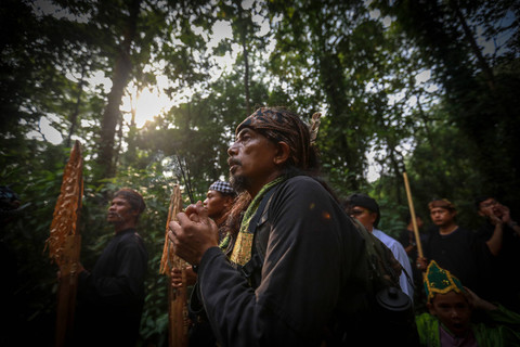 Komunitas Bakul Budaya bersama sejumlah komunitas adat saat kirab pada acara acara Sedekah Hutan Universitas Indonesia 2024 di Kampus UI, Depok, Sabtu (1/6/2024). Foto: Aditia Noviansyah/kumparan