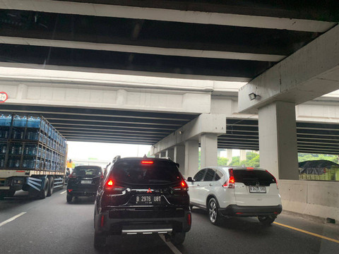 Kemacetan parah terjadi KM 6 Tol Jagorawi arah Bogor hari ini, Sabtu (1/5). Foto: Mirsan Simamora/kumparan