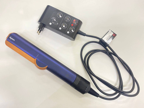Dyson Airstrait straightener, catokan yang bisa dipakai di rambut basah. Foto: Judith Aura/kumparan