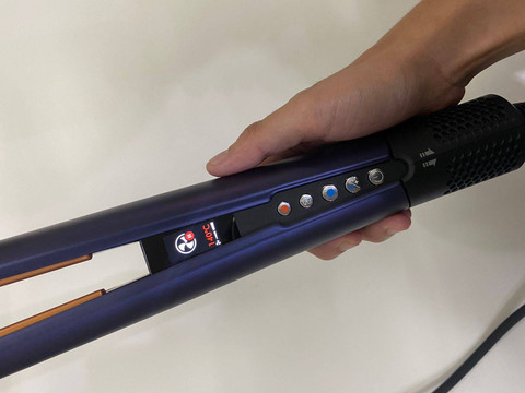 Dyson Airstrait straightener, catokan yang bisa dipakai di rambut basah. Foto: Judith Aura/kumparan