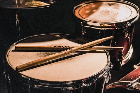 Alat Musik Drum Tidak Digunakan dalam Permainan Musik. Foto hanya ilustrasi. Sumber foto: Unsplash/Matthijs