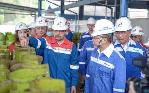 Mendag Zulkifli Hasan (kanan) bersama Direktur Pemasaran Regional Pertamina Patra Niaga, Mars Ega Legowo Putra (kedua dari kanan) dalam pengawasan LPG 3 kg di SPBE PT Bajubang Gasindo, Cimahi, Sabtu (1/6/2024). Foto: Dok. Pertamina