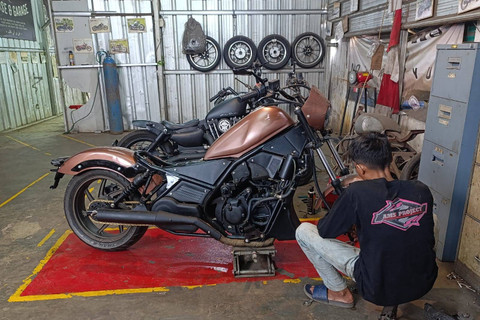 Proses custom motor dari bahan Yamaha XMAX garapan Kojay Garage. Foto: Fitra Andrianto/kumparan