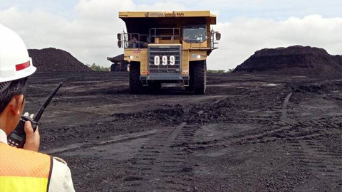 Sebuah truk pengangkut pasir melintas di area tambang batu bara Adaro, Kalimantan Selatan. Foto: Michael Agustinus/kumparan